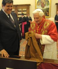 Präsident García, Vicuña-Umhang, Papst. Foto: SERPRESS/ANDINA