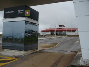 Flughafen Chachapoyas - Parkplatz und Terminal. Foto: D. Raiser / INFOAMAZONAS