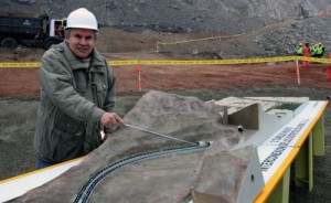 Castañeda erklärt einen Tunnel. Foto: ANDINA/Jorge Paz