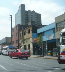 Kleinbusse und Autos in der peruanischen Hauptstadt. Foto: D. Raiser / INFOAMAZONAS.