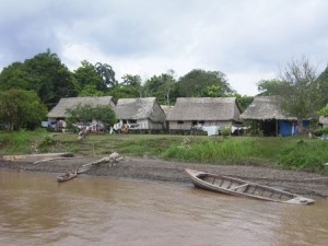 Bald mit Bahnhof? Dorf am Amazonas zw. Iquitos und Yurimaguas. Foto: D. Raiser / Infoamazonas.